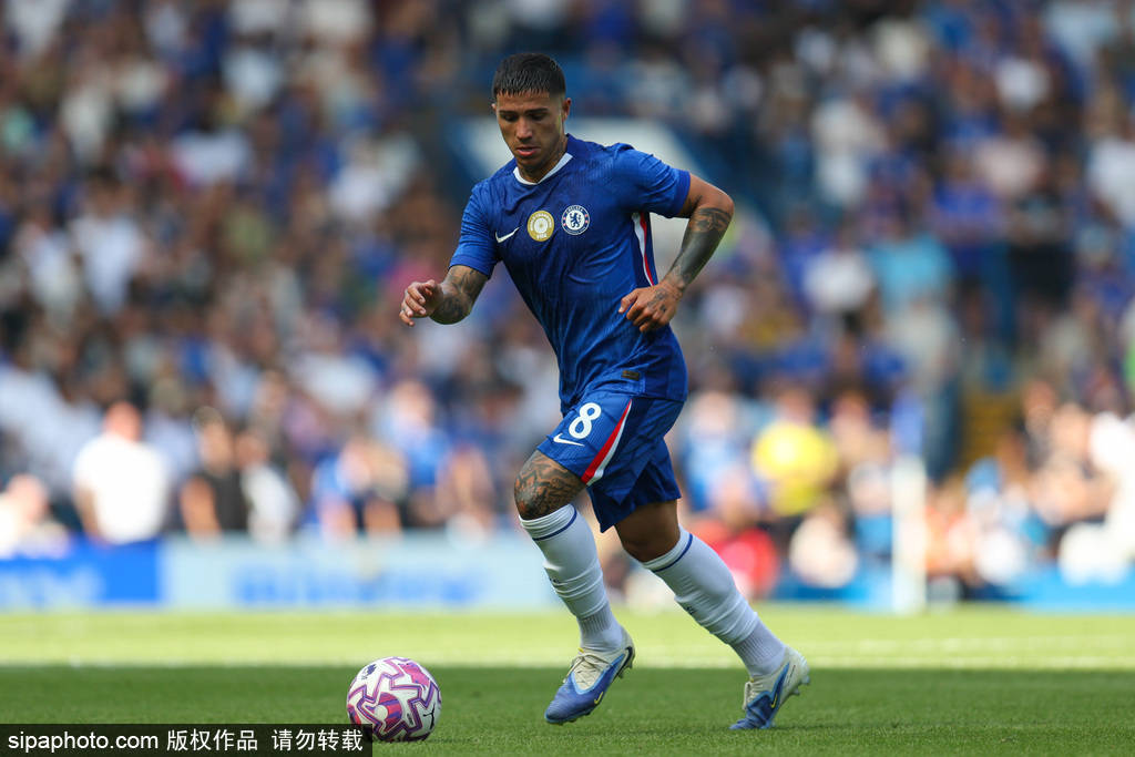 手机不离手？切尔西新星加纳乔观战失礼引热议，名宿怒批：专注是职业底线